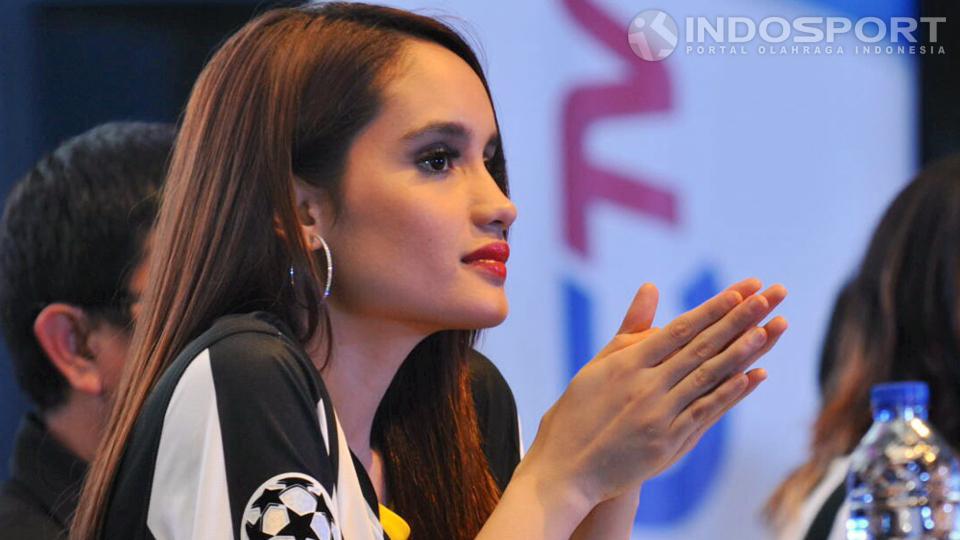 Artis kondang Tanah Air, Cinta Laura, pamerkan rutnitas workout di tempat gym, namun perut ratanya membuat netizen terpikat hingga merasa minder. - INDOSPORT